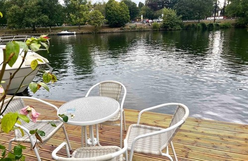 Wraysbury House | Sleeps 8 Thamefront Gem w/PetsOK, Free Parking