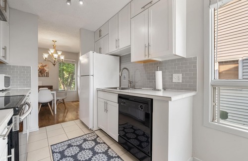 Southeast Calgary House | Sleeps 9 Close to all amenities