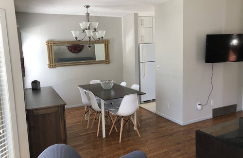 Southeast Calgary House | Sleeps 9 Close to all amenities