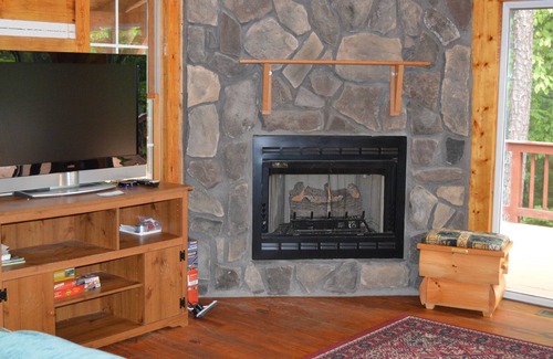 Unaka Cabin | Sleeps Up to 10 Guests, Stay Right On the Lake!