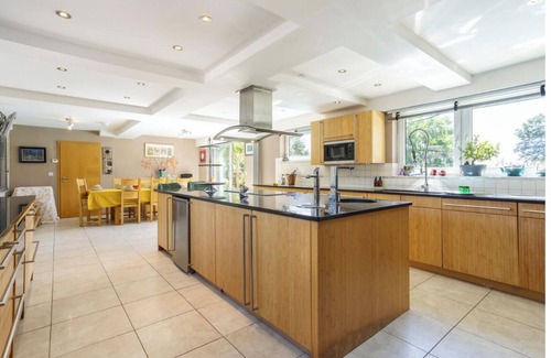 East Dean and Friston Villa | Sleeps10/18-Parking-Garden-Pool-HotTub-Balcony