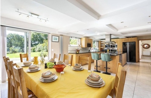 East Dean and Friston Villa | Sleeps10/18-Parking-Garden-Pool-HotTub-Balcony