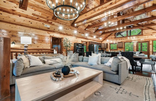 Caton Cabin | Sleeps24-Mini Golf-Movies@IndoorPool-Outdoor Fire