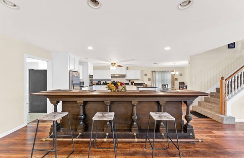 Magnolia House | Sleps 24 Destination Venue, Pool, Spa, Lake, Pet Friendly, KING & QUEEN Beds