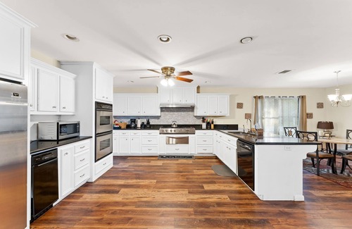 Magnolia House | Sleps 24 Destination Venue, Pool, Spa, Lake, Pet Friendly, KING & QUEEN Beds
