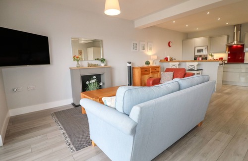 Rugeley Cottage | SLITTING MILL ANNEX, romantic, with hot tub in Rugeley