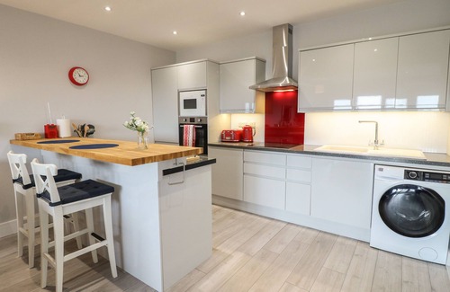Rugeley Cottage | SLITTING MILL ANNEX, romantic, with hot tub in Rugeley