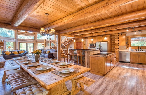 Sylva House | Slps 24 12m Town 7acre Huge Yard Theatre Gmroom