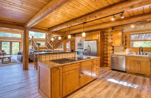 Sylva House | Slps 24 12m Town 7acre Huge Yard Theatre Gmroom