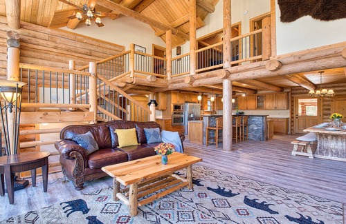 Sylva House | Slps 24 12m Town 7acre Huge Yard Theatre Gmroom