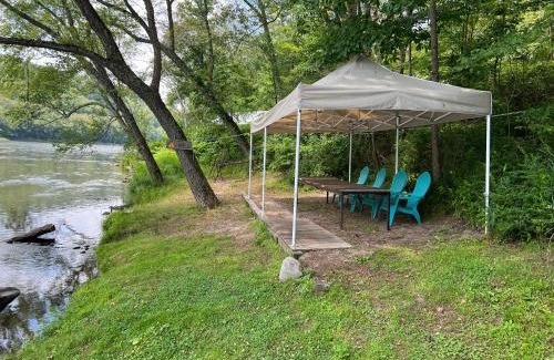 Pond Eddy Apartment | Slumberland at the River's Edge