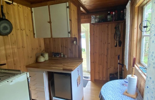 Varnamo Municipality Cottage | Small cottage with 20 m to Lake Hindsen
