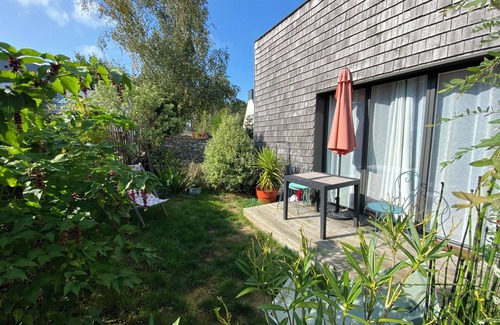 Bono Apartment | Small duplex with garden, near the charming port of Le Bono, pets welcome