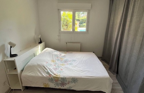 Decines-Charpieu House | Small house in a private garden near Groupama Stadium and LDLC Arena