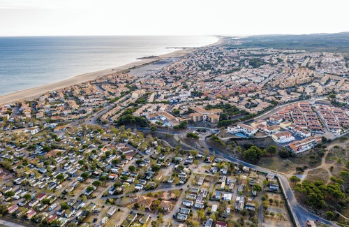 Saint-Pierre-la-Mer Condo | Small house on the seafront in a condominium Pets welcome
