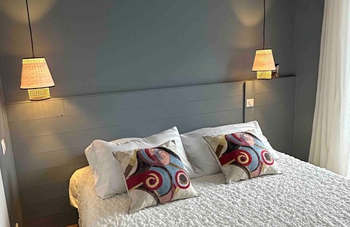 Biarritz Bed & Breakfast | Small house with pool and jacuzzi on the edge of a forest