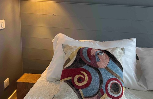 Biarritz Bed & Breakfast | Small house with pool and jacuzzi on the edge of a forest
