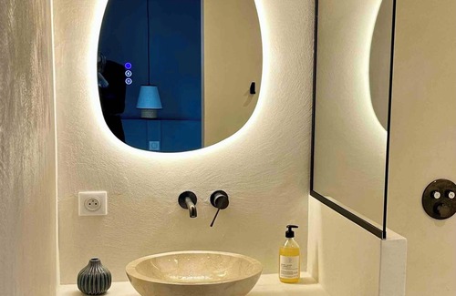 Biarritz Bed & Breakfast | Small house with pool and jacuzzi on the edge of a forest