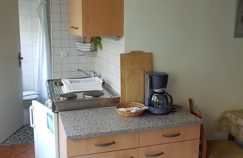 Panketal House | small, inexpensive bungalow/accommodation nearby v Berlin S-Bahn connection