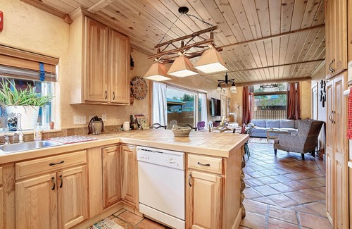 Red Lodge Cabin | Small log home in the heart of Little Italy