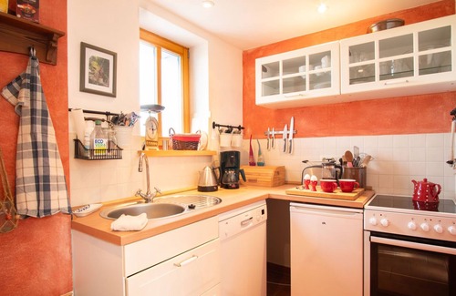 Vöhl-Herzhausen Condo | Small romantic apartment with sauna, garden, pool