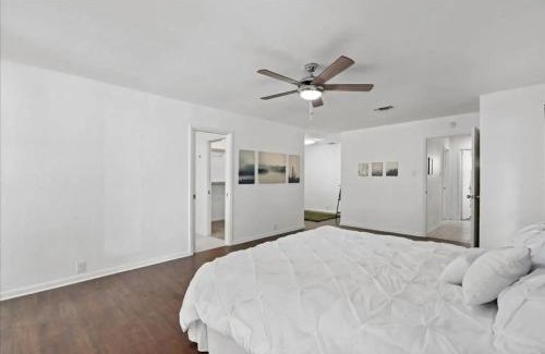 Taylor House | Small Town, Big House - Sleeps 8!