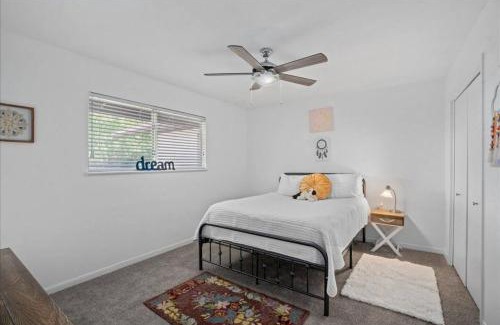 Taylor House | Small Town, Big House - Sleeps 8!
