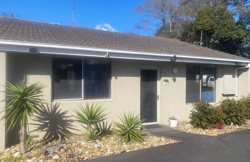 Hastings Villa | Small town charm, close to shops, beaches of your choosing and wineries.