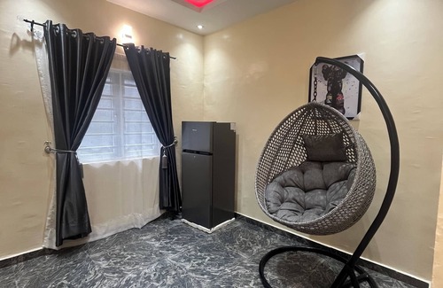 Alimosho House | Smart 2-bedroom bungalow in lovely Egbeda with WiFi, AC,parking space,games etc…