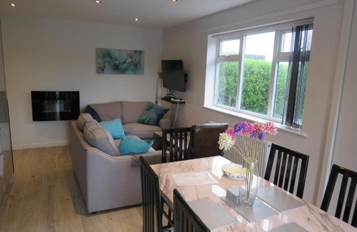 Ross-on-Wye Apartment | Smart and welcoming 1 bedroom annex, with on-site parking