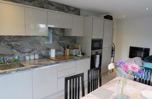 Ross-on-Wye Apartment | Smart and welcoming 1 bedroom annex, with on-site parking