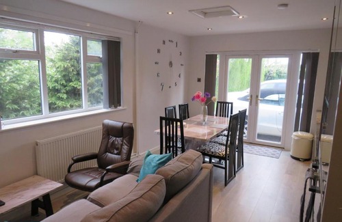 Ross-on-Wye Apartment | Smart and welcoming 1 bedroom annex, with on-site parking