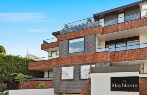 Hawthorn Apartment | Smart short term rental, with parking.