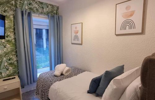 Port Talbot House | Smart Tv's in all 4 Bedrooms for your Convenience!
