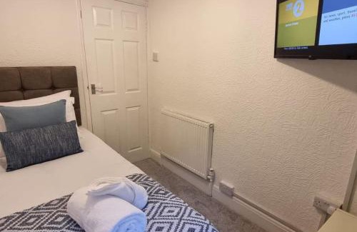 Port Talbot House | Smart Tv's in all 4 Bedrooms for your Convenience!