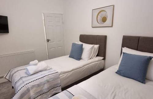 Port Talbot House | Smart Tv's in all 4 Bedrooms for your Convenience!
