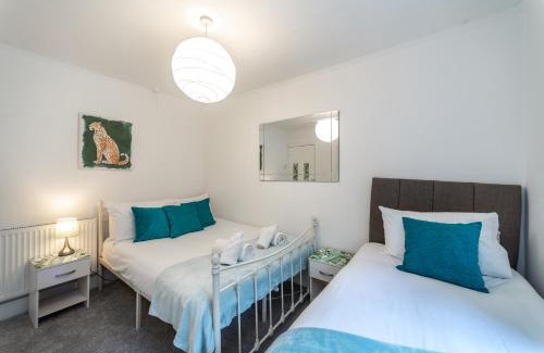 Port Talbot House | Smart Tv's in all 4 Bedrooms for your Convenience!