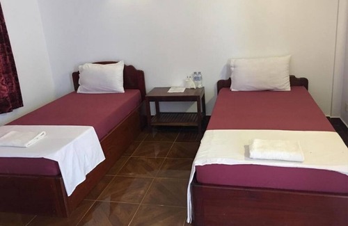 Taphul Village Area Bed & Breakfast | Smiley's Guesthouse : Twin Room (Fan & Hot Water)n