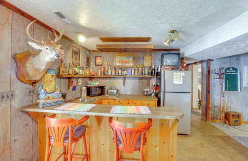 Huddleston Apartment | Smith Mountain Lake Retreat w/Private Beach!