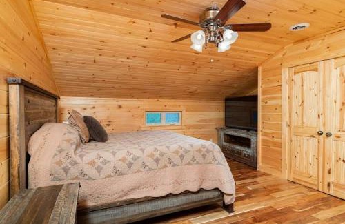 Dandridge House | Smoke Rise Barn · Great Lake Front, Large Dock, 4bdrm, Pool Table