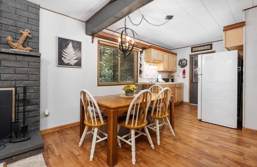 Sierra Cedars Cabin | Smoke Tree Hollow-A/C & newly updated!