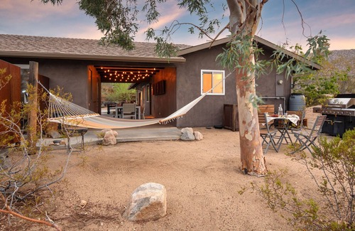 Joshua Tree Highlands House | Smoketree by AvantStay | An Oasis w/ Two Kitchens, Pool, Hot Tub & Air Streamer!