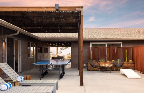 Joshua Tree Highlands House | Smoketree by AvantStay | An Oasis w/ Two Kitchens, Pool, Hot Tub & Air Streamer!