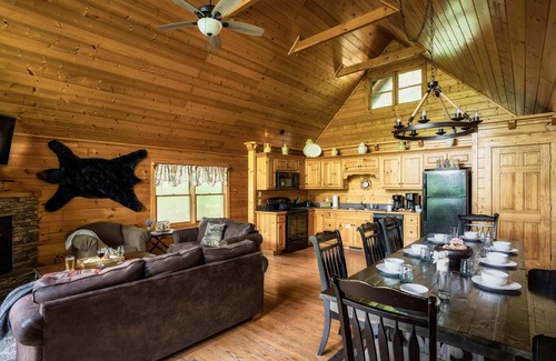 Black Bear Falls Cabin | 🏔SMOKY BEAR LODGE🐻 Hot Tub/Pool Access/Game Room