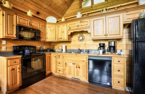 Black Bear Falls Cabin | 🏔SMOKY BEAR LODGE🐻 Hot Tub/Pool Access/Game Room
