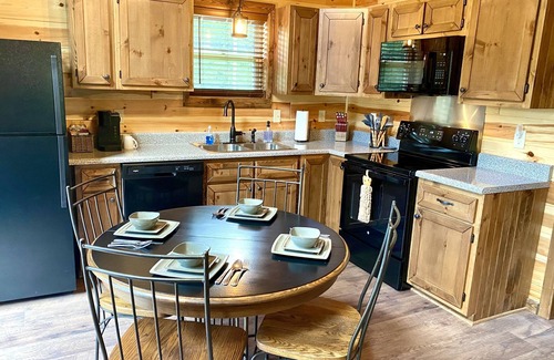 Townsend Cabin | Smoky Hideaway 2Bed 2Bath Cabin Near Bike Trail
