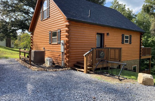Townsend Cabin | Smoky Hideaway 2Bed 2Bath Cabin Near Bike Trail