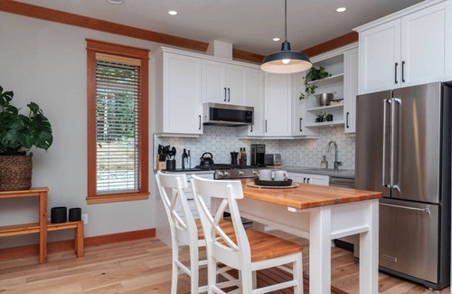 Metchosin Condo | Smoky Mountain Retreat-Peaceful & Private Stay