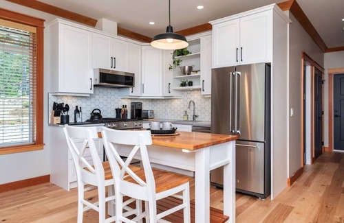 Metchosin Condo | Smoky Mountain Retreat-Peaceful & Private Stay