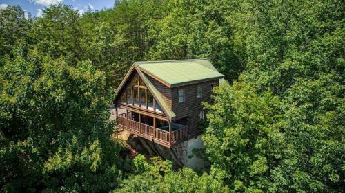 Gatlinburg - Pigeon Forge Ski Chalet | Smoky Paws - Exceptional Cabin, Stunning Mountain Views, Hot Tub, Tranquil, Gigabit Internet, Free L2 EV